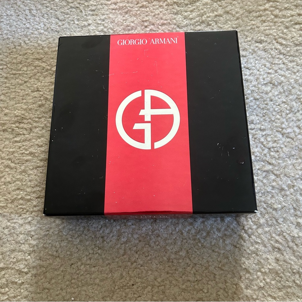 Free item: empty Giorgio Armani box